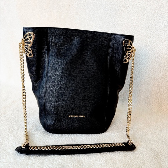 Michael Kors Handbags - Michael Kors Brooke Med. Bucket Messenger Bag w/ gold chain